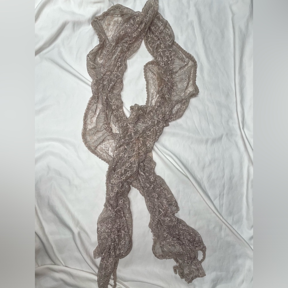 Gray Lace Scrunch Accent Scarf‎